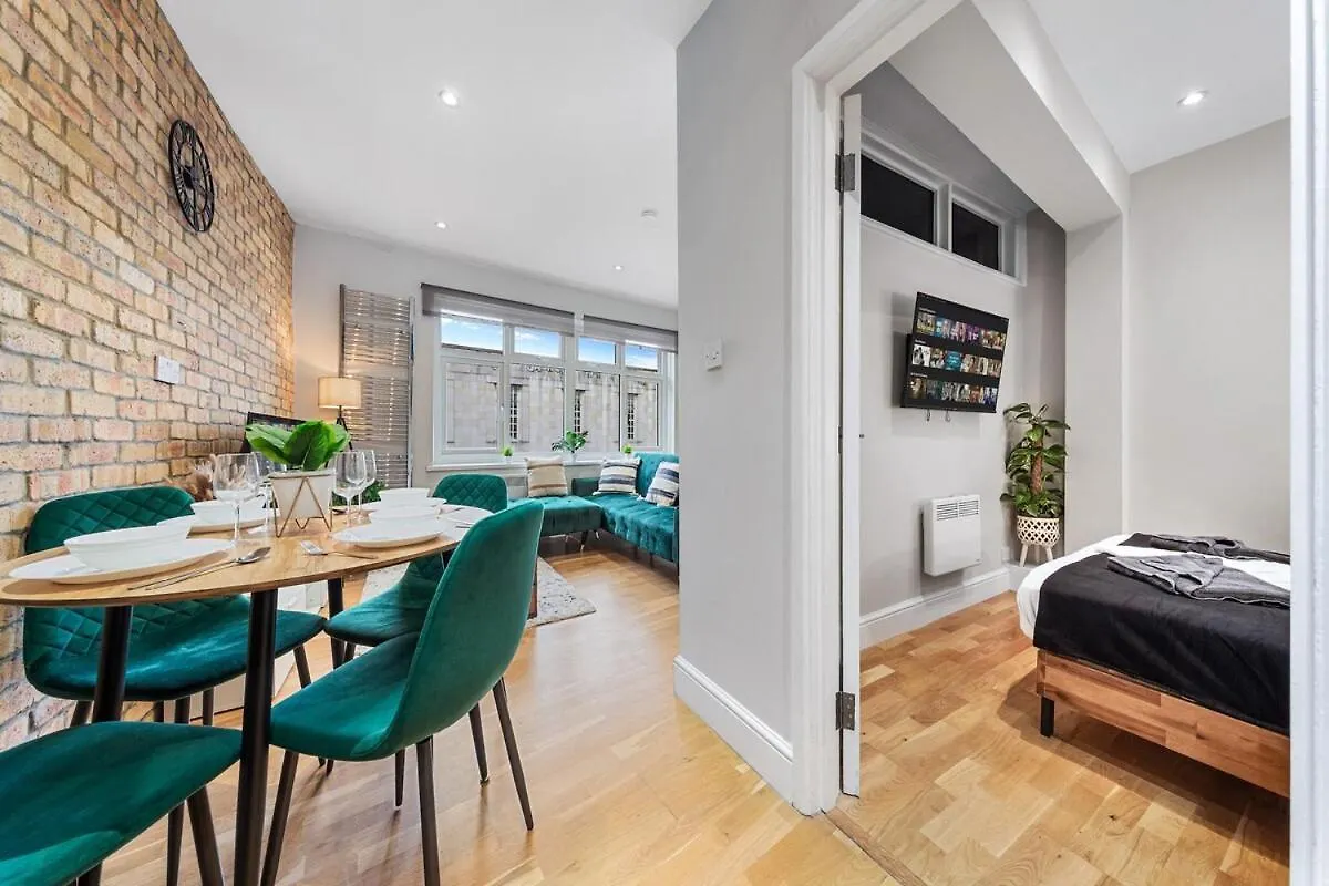London Elite Flat With Parking Apartment