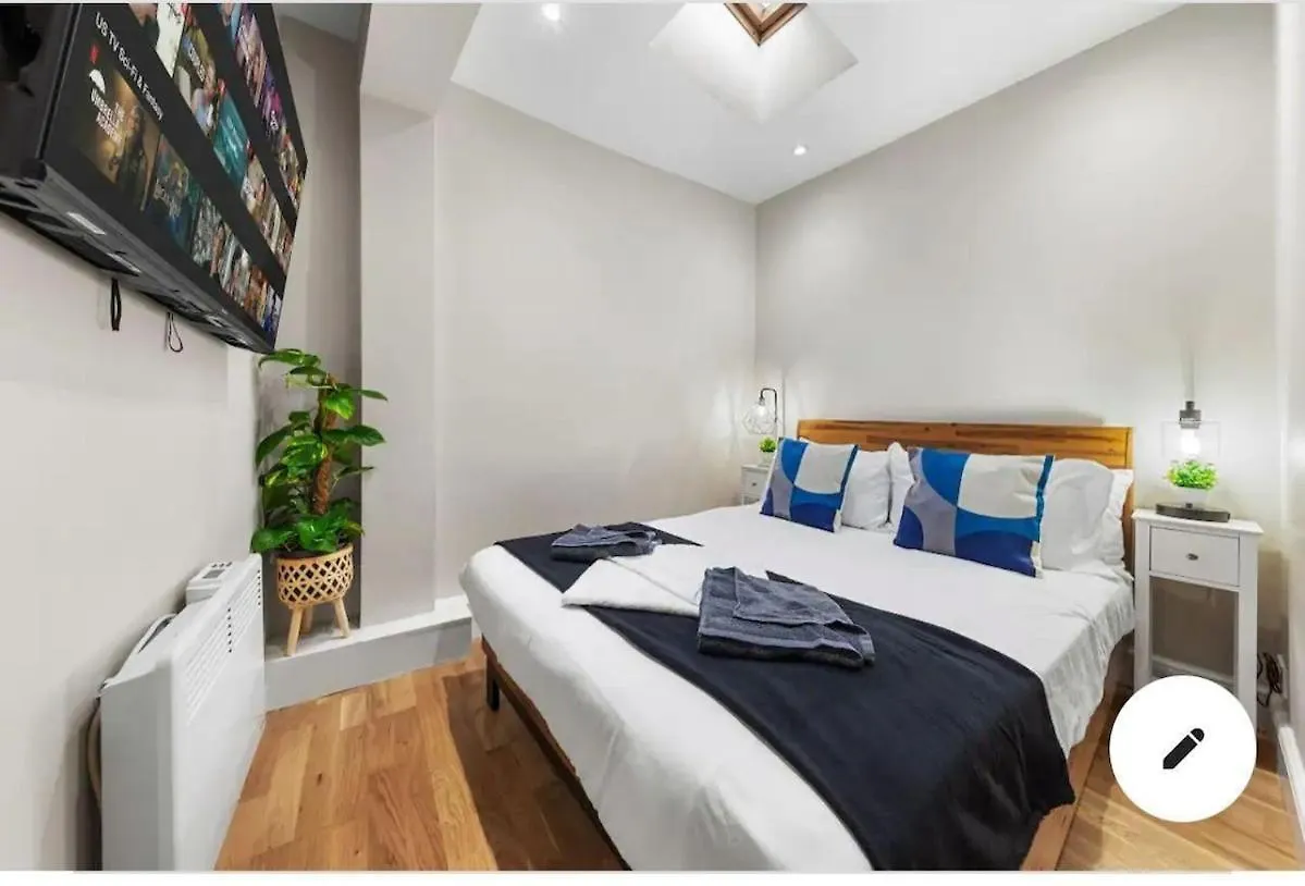London Elite Flat With Parking Apartment