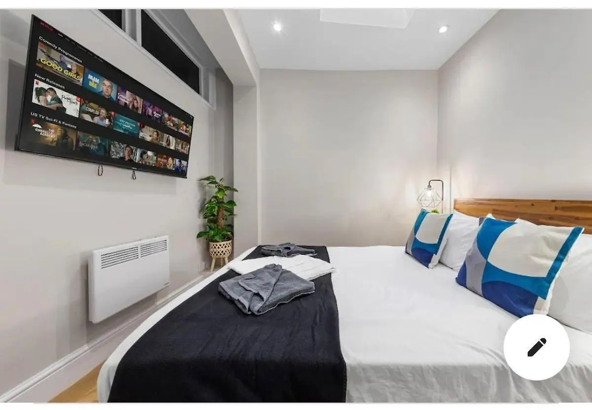 London Elite Flat With Parking Apartment